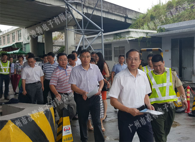 福建省高速帶隊到粵閩收費站現場考察綠通快檢設備工作