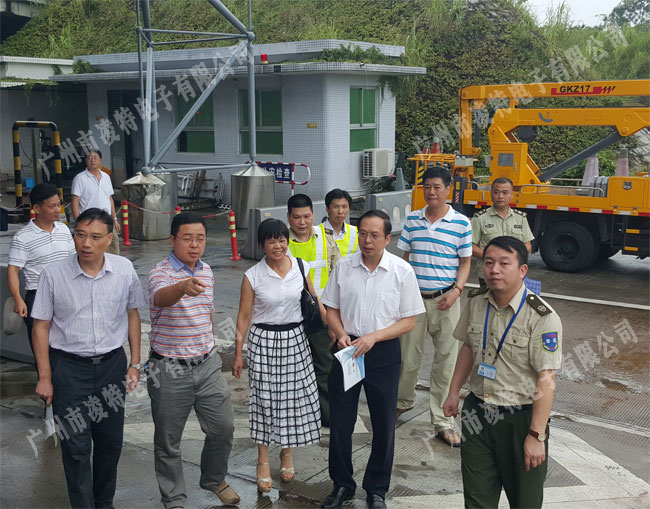 福建省高速帶隊到粵閩收費站現場考察綠通快檢設備工作