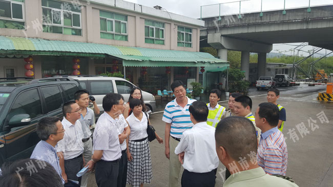 福建省高速帶隊到粵閩收費站現場考察綠通快檢設備工作
